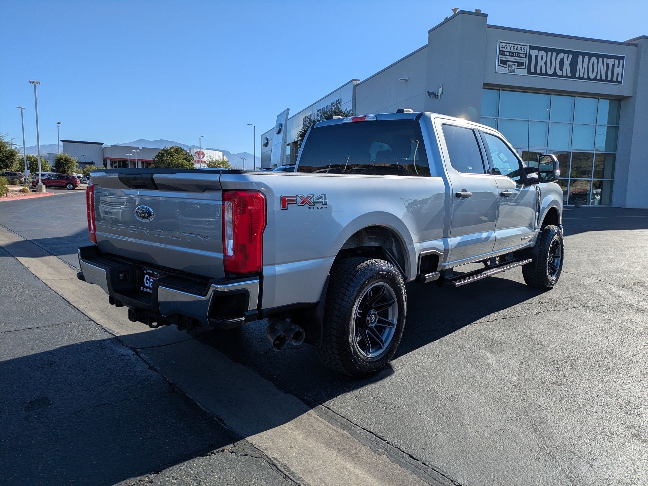 Used 2023 Ford F350 XLT AWD/4WD image 3
