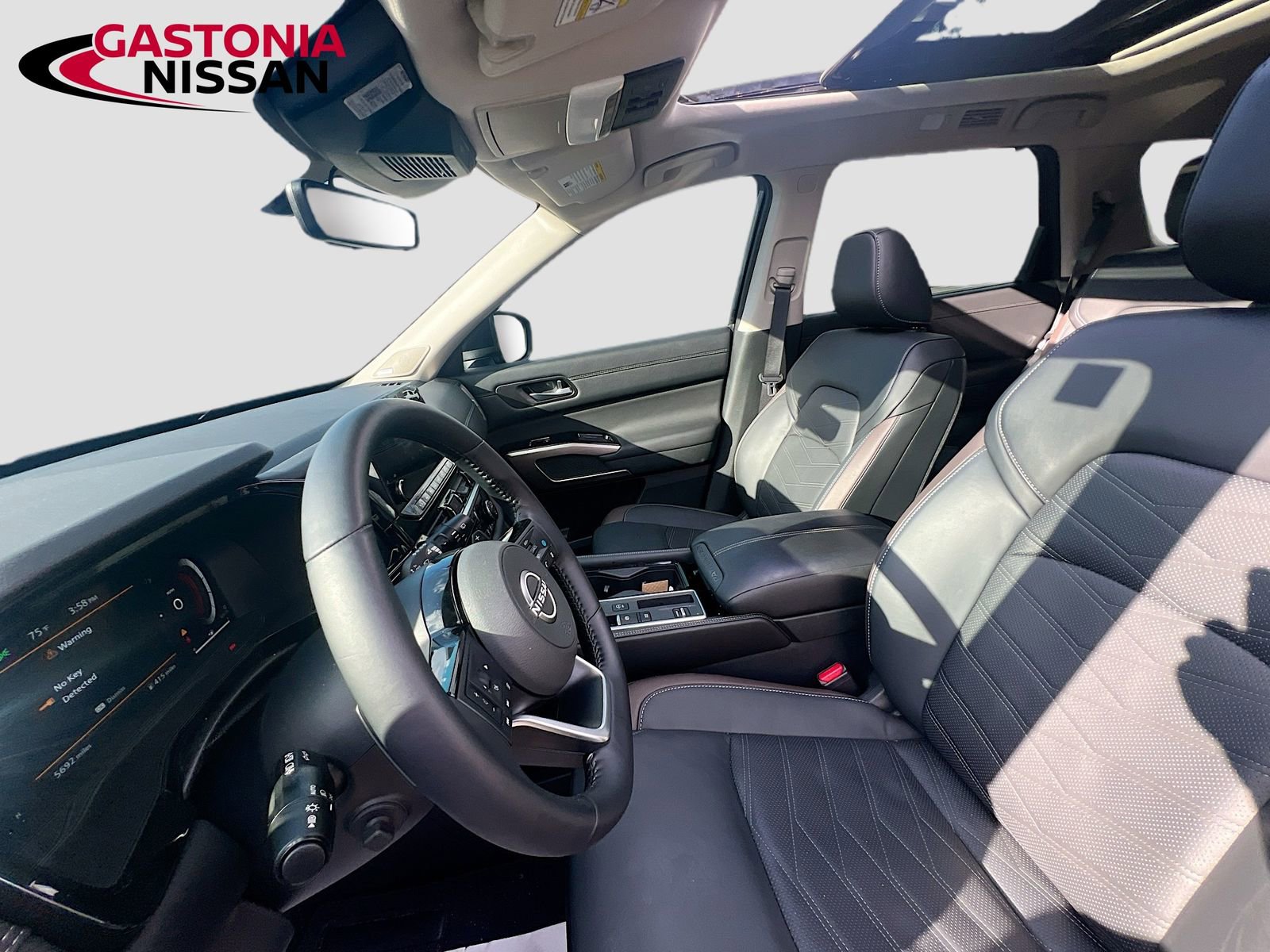 Used 2025 Nissan Pathfinder Platinum w/ Cargo Package image 29