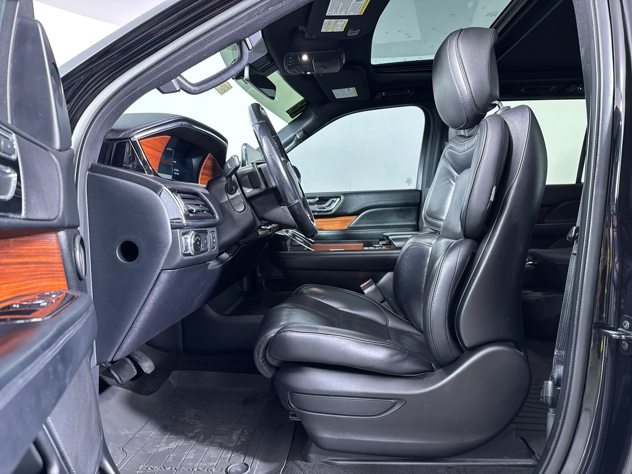 Used 2018 Lincoln Navigator L Select AWD/4WD image 6