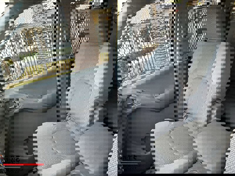 Used 2010 Nissan Frontier SE image 17