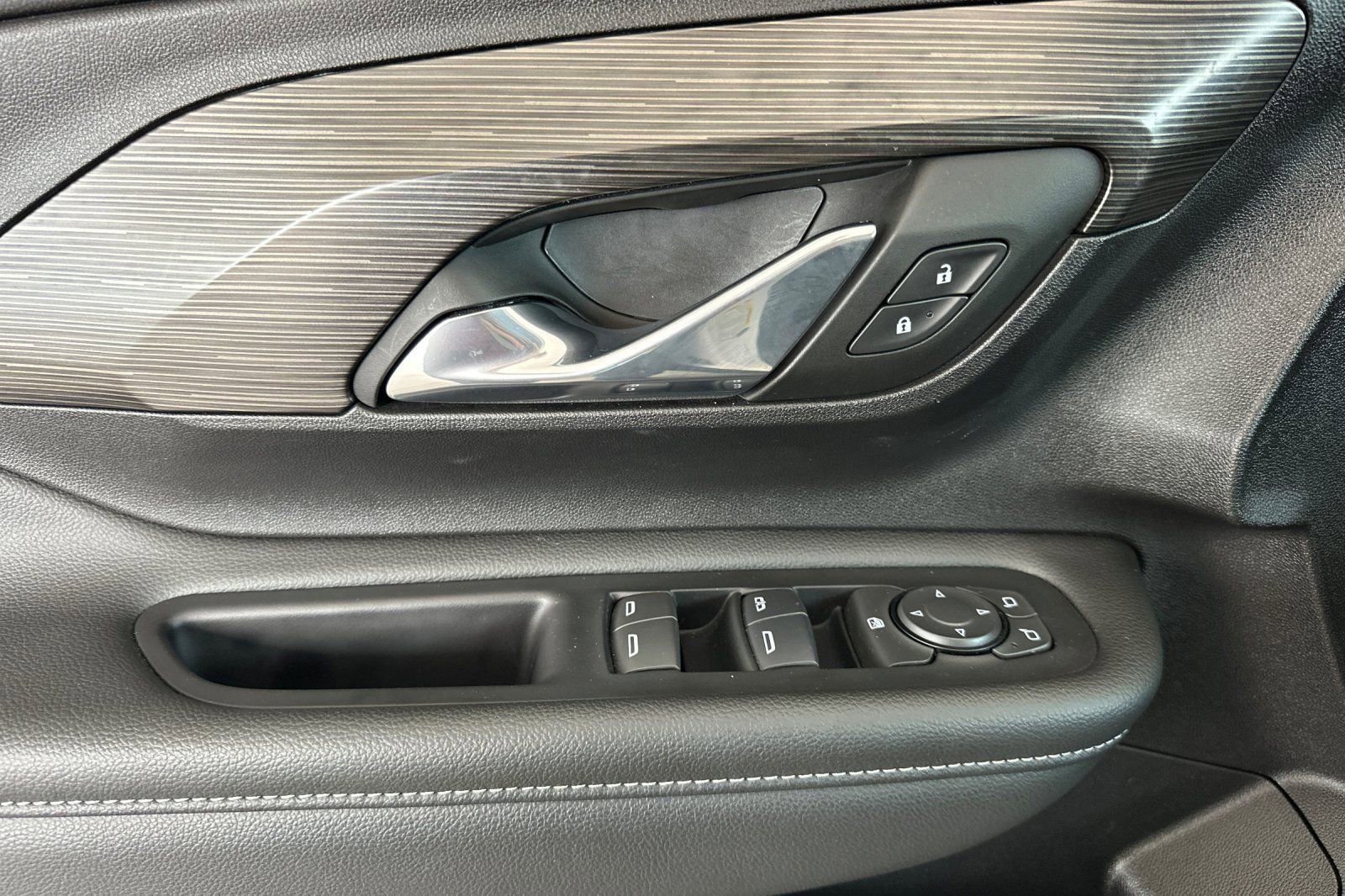 Used 2024 GMC Terrain SLE w/ Elevation Edition image 11