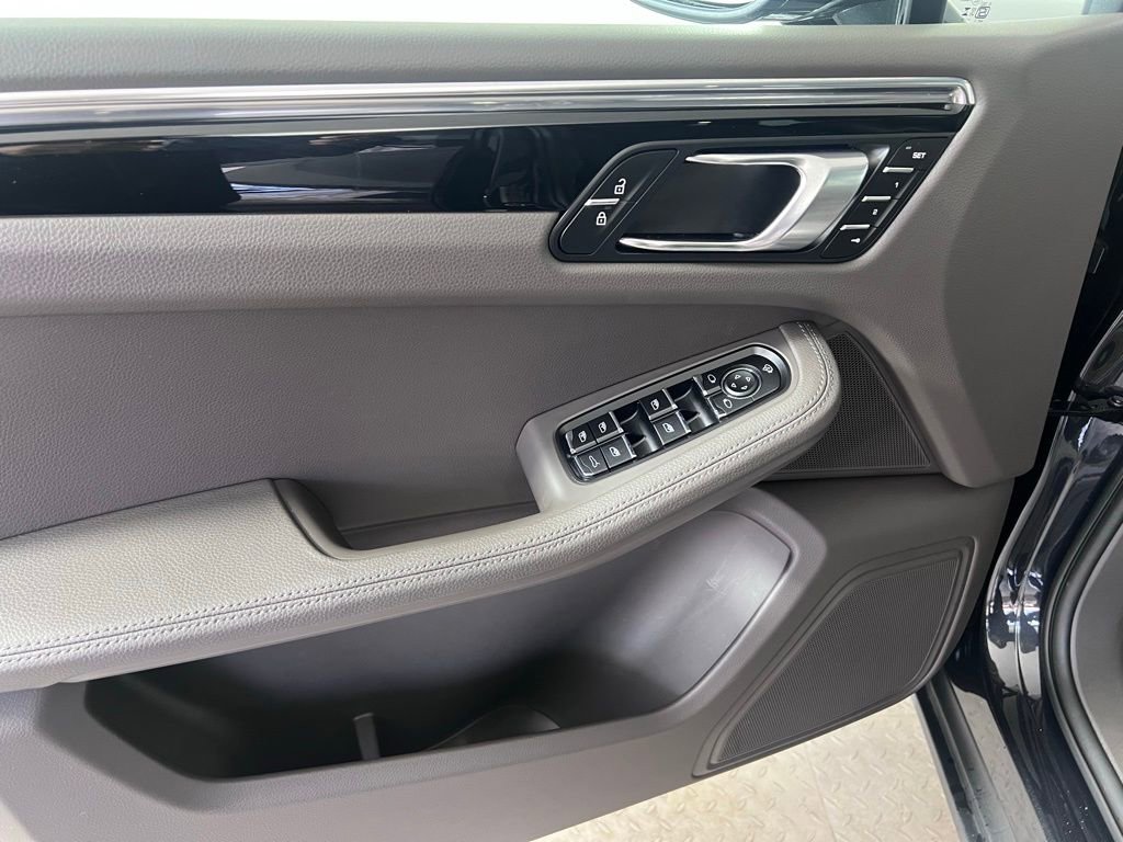 Certified 2025 Porsche Macan image 27