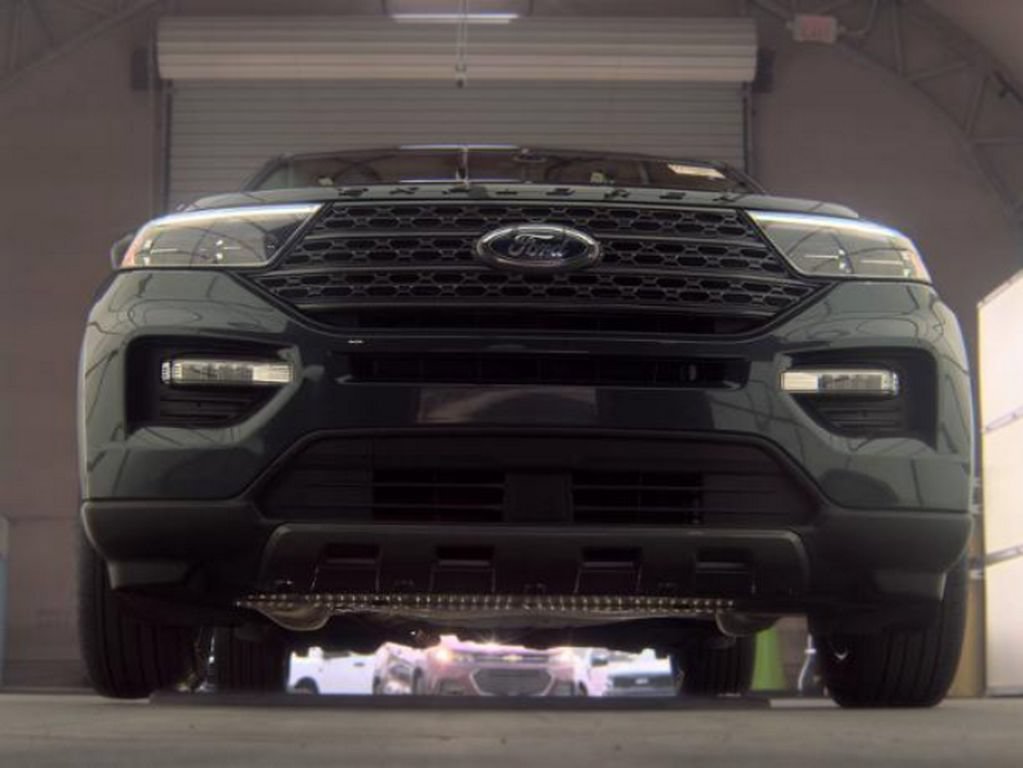 Used 2023 Ford Explorer XLT w/ Equipment Group 202A AWD/4WD image 3