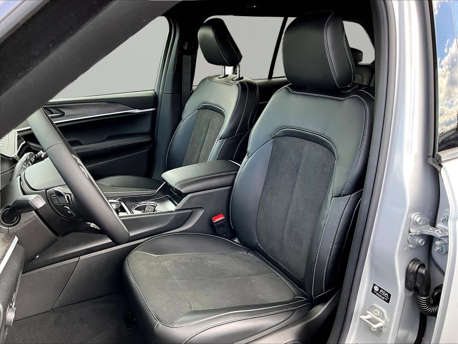 New 2026 Jeep Grand Cherokee Altitude AWD/4WD image 17