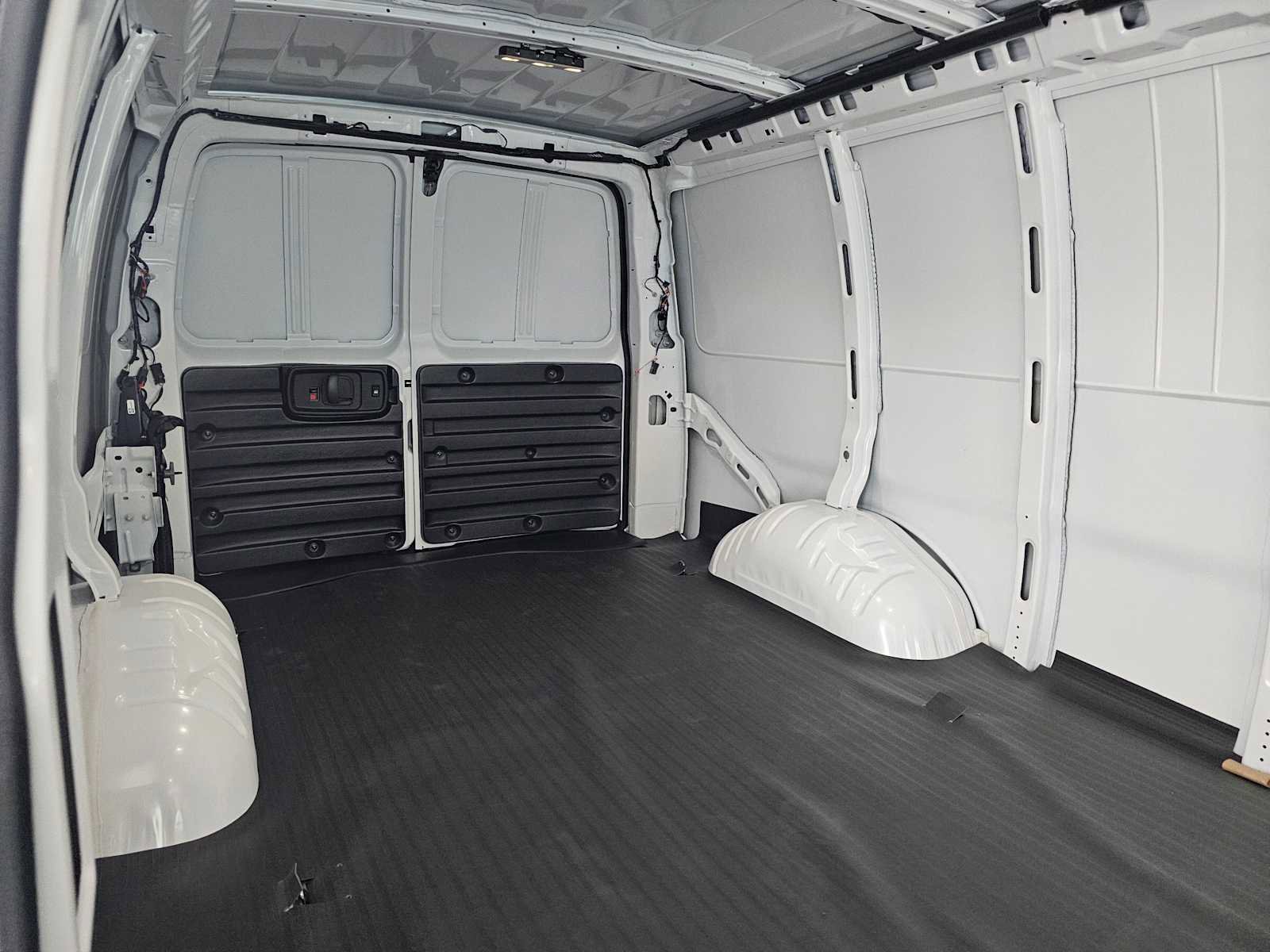 New 2026 Chevrolet Express 2500 Extended image 13