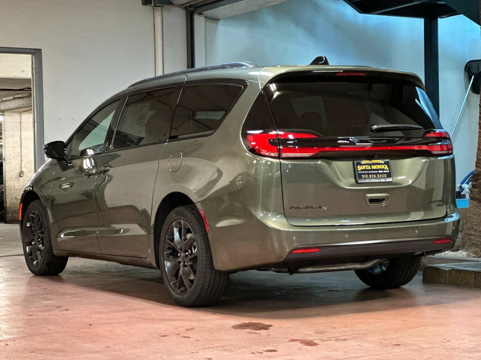 New 2027 Chrysler Pacifica Limited w/ Family Tech Group AWD/4WD image 3