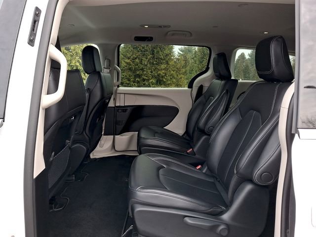 Used 2023 Chrysler Pacifica Touring-L FWD image 10