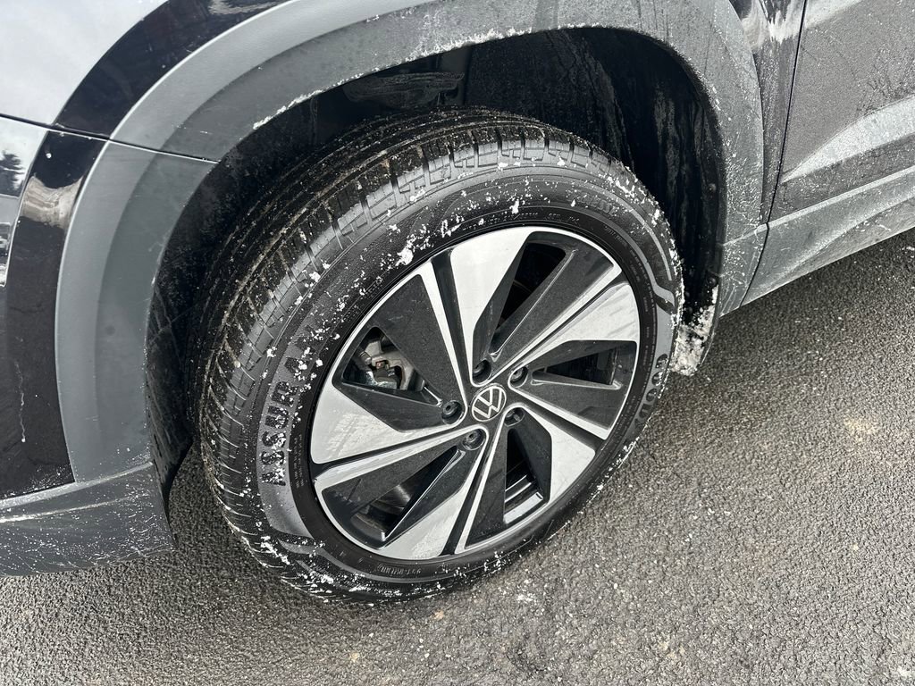 Used 2025 Volkswagen Taos SE w/ Panoramic Sunroof Package image 2