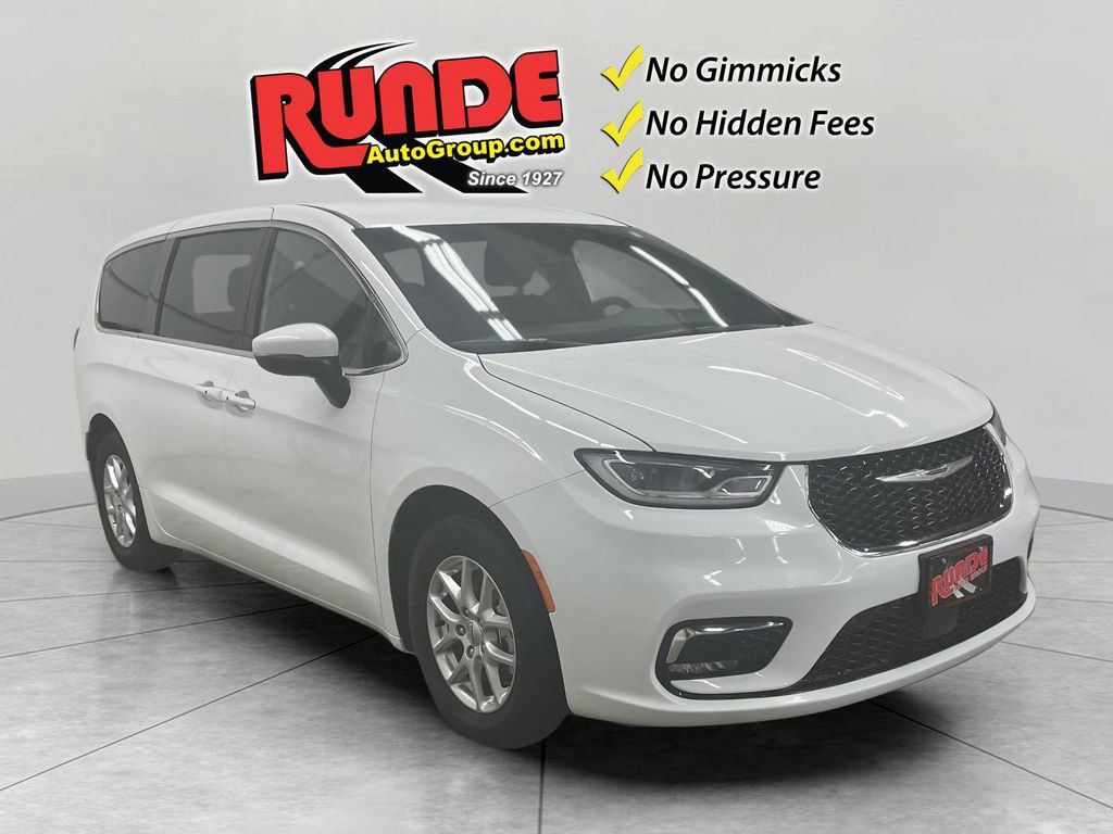 Used 2023 Chrysler Pacifica Touring image 7