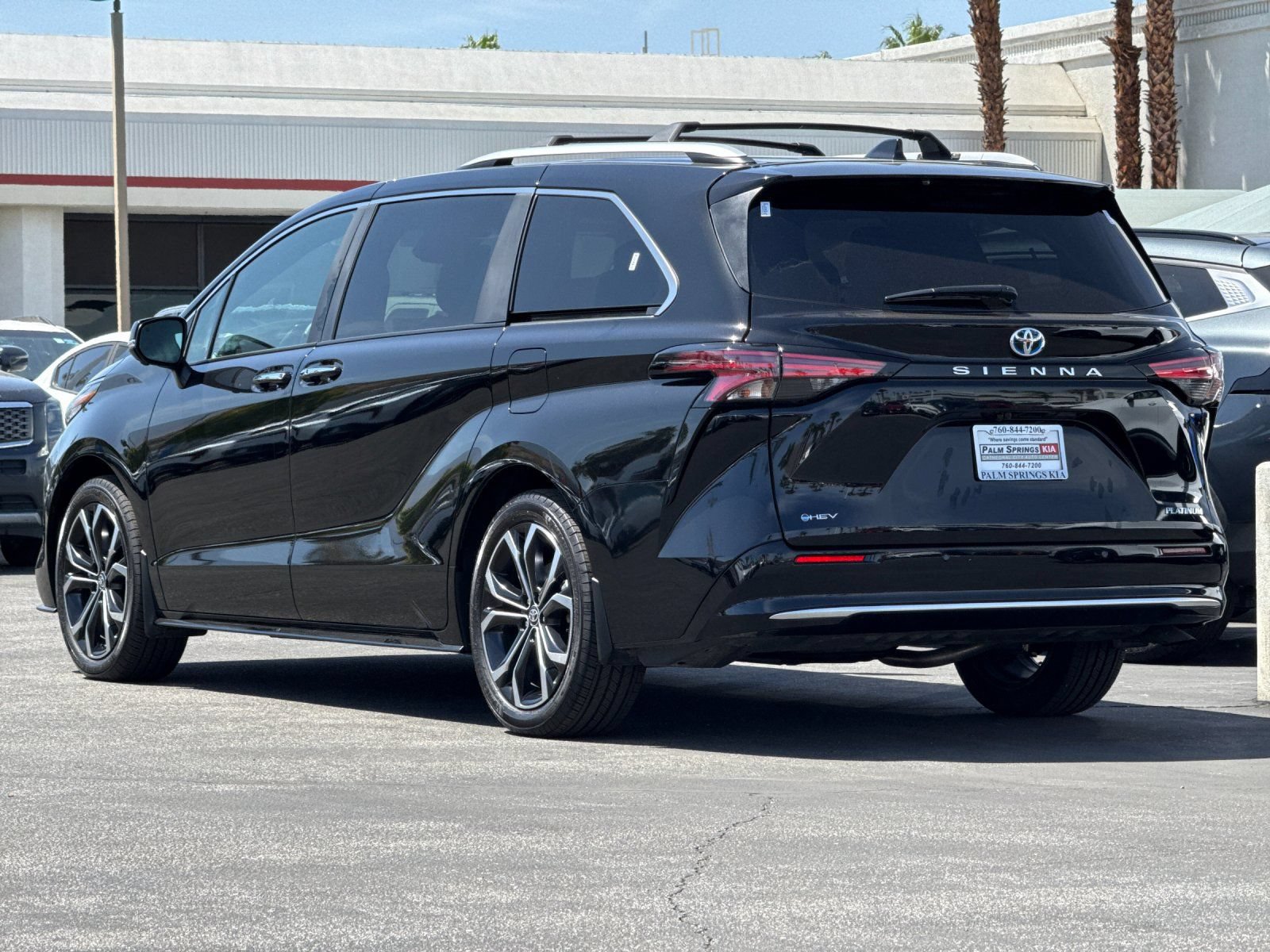 Used 2025 Toyota Sienna Platinum FWD image 5