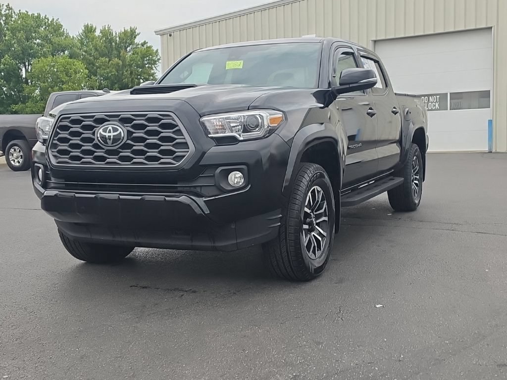 Used 2022 Toyota Tacoma TRD Sport AWD/4WD image 3