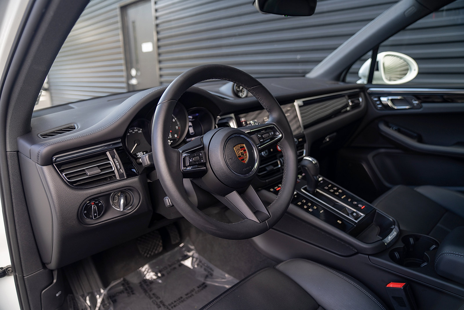 Certified 2025 Porsche Macan AWD/4WD image 4