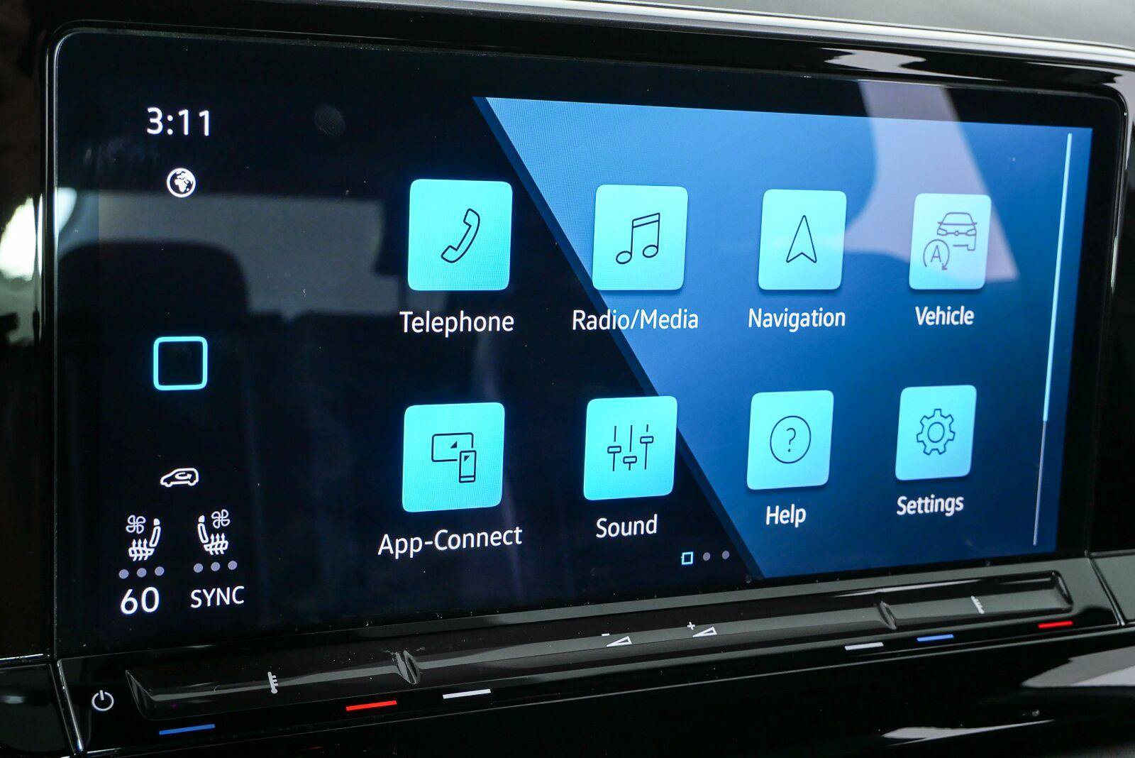 Certified 2024 Volkswagen Atlas Cross Sport SE FWD image 28