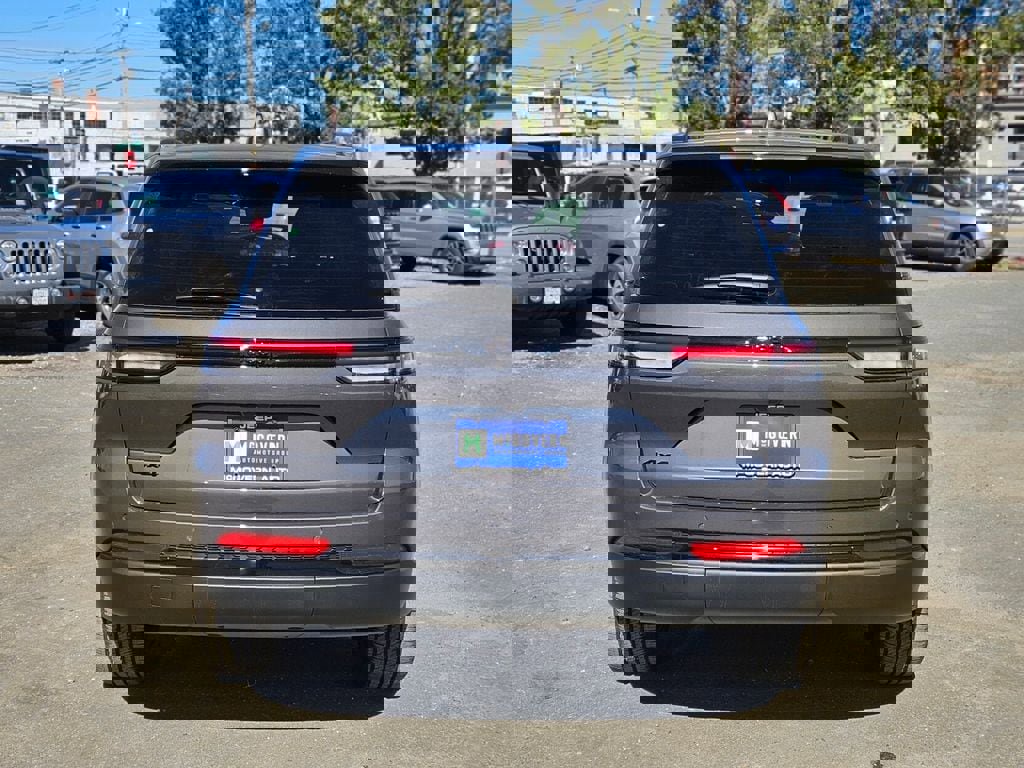 New 2025 Jeep Grand Cherokee Altitude image 4