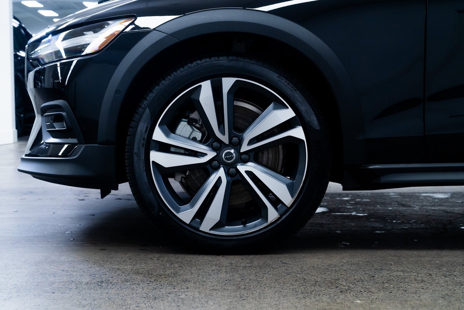 Used 2025 Volvo V60 B5 Cross Country Plus image 7