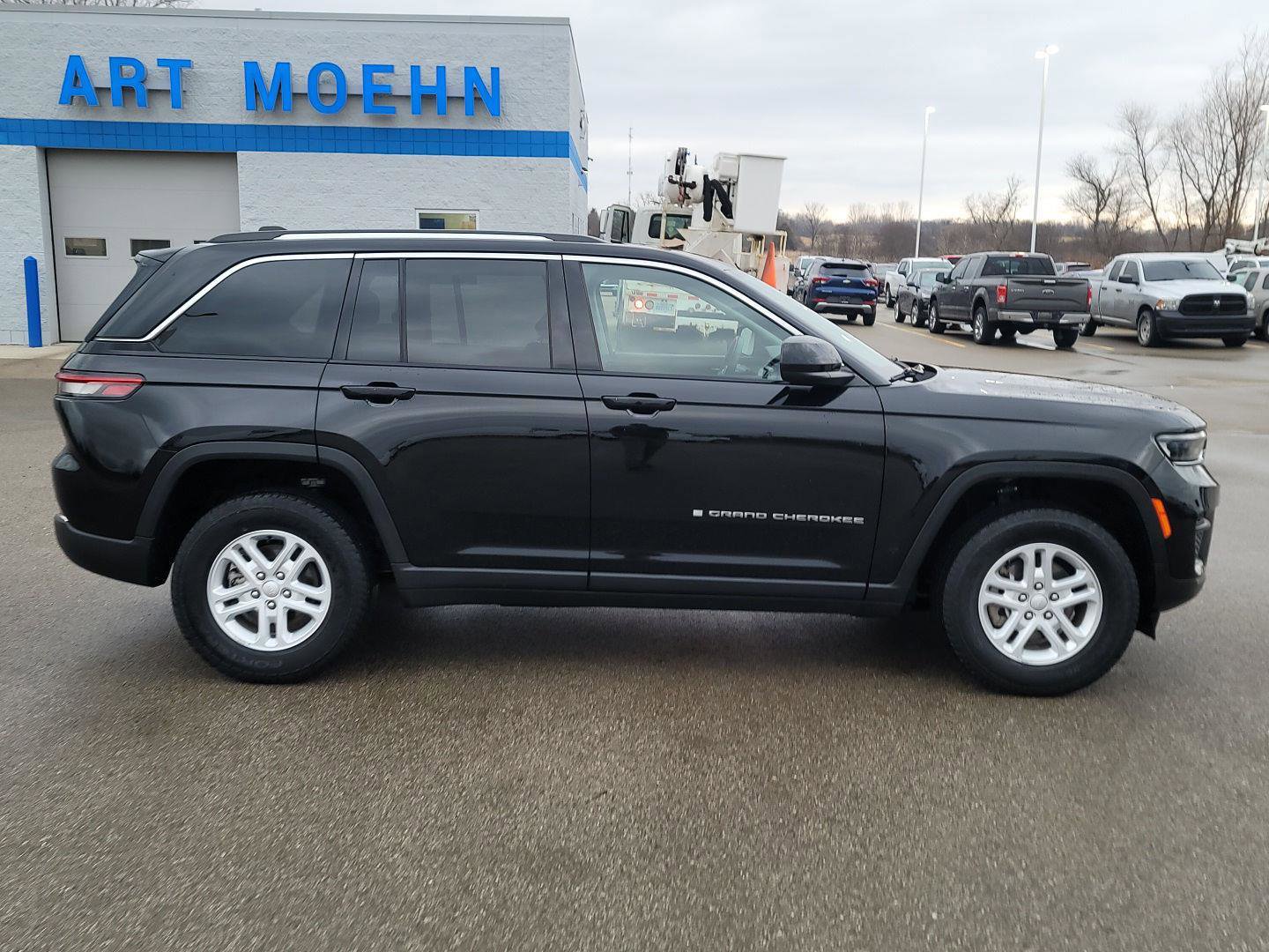 Used 2023 Jeep Grand Cherokee Laredo w/ Luxury Tech Group I image 9