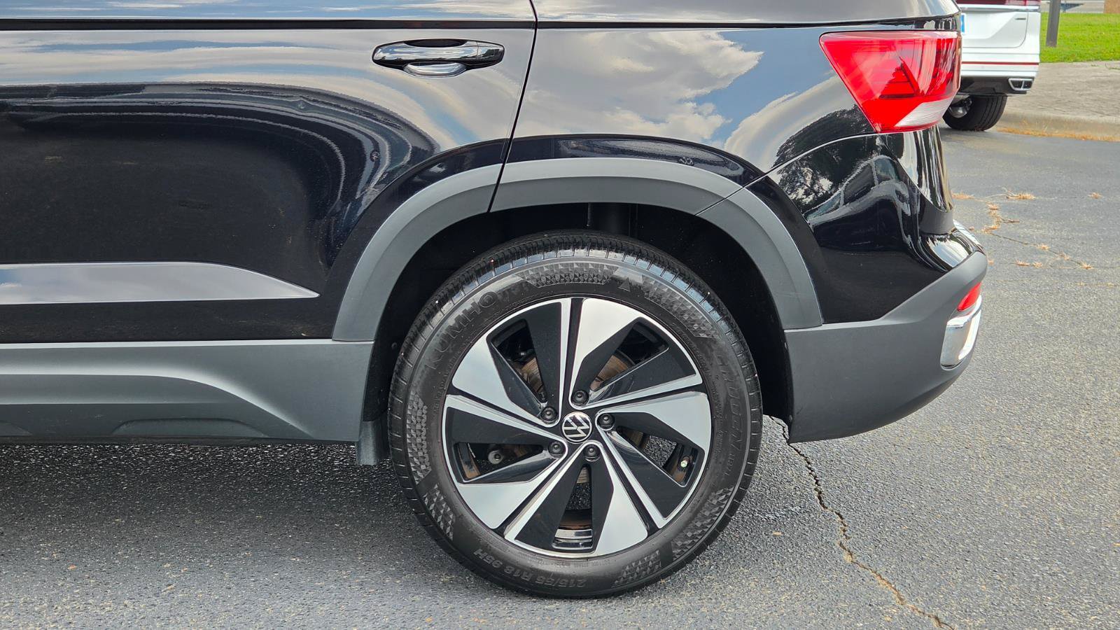 Certified 2024 Volkswagen Taos SE AWD/4WD image 17