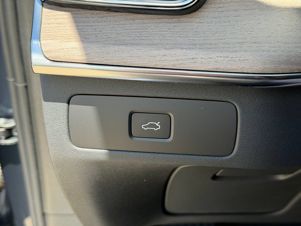 New 2026 Volvo XC90 B6 Plus w/ Protection Package Premier AWD/4WD image 32