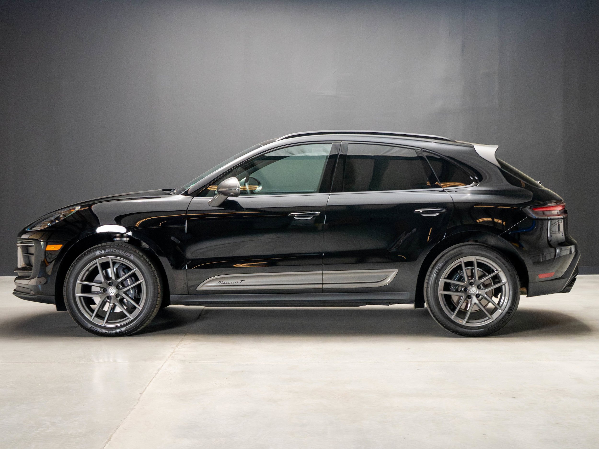 Certified 2025 Porsche Macan Turbo image 2