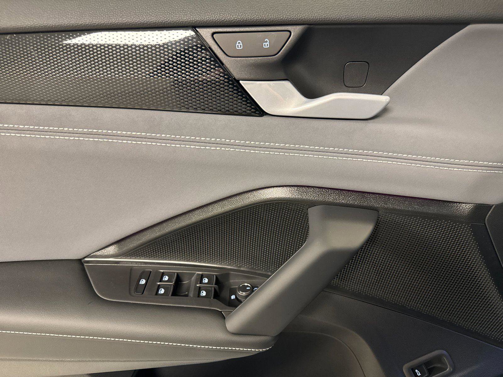 New 2026 Volkswagen Tiguan SE R-Line image 10