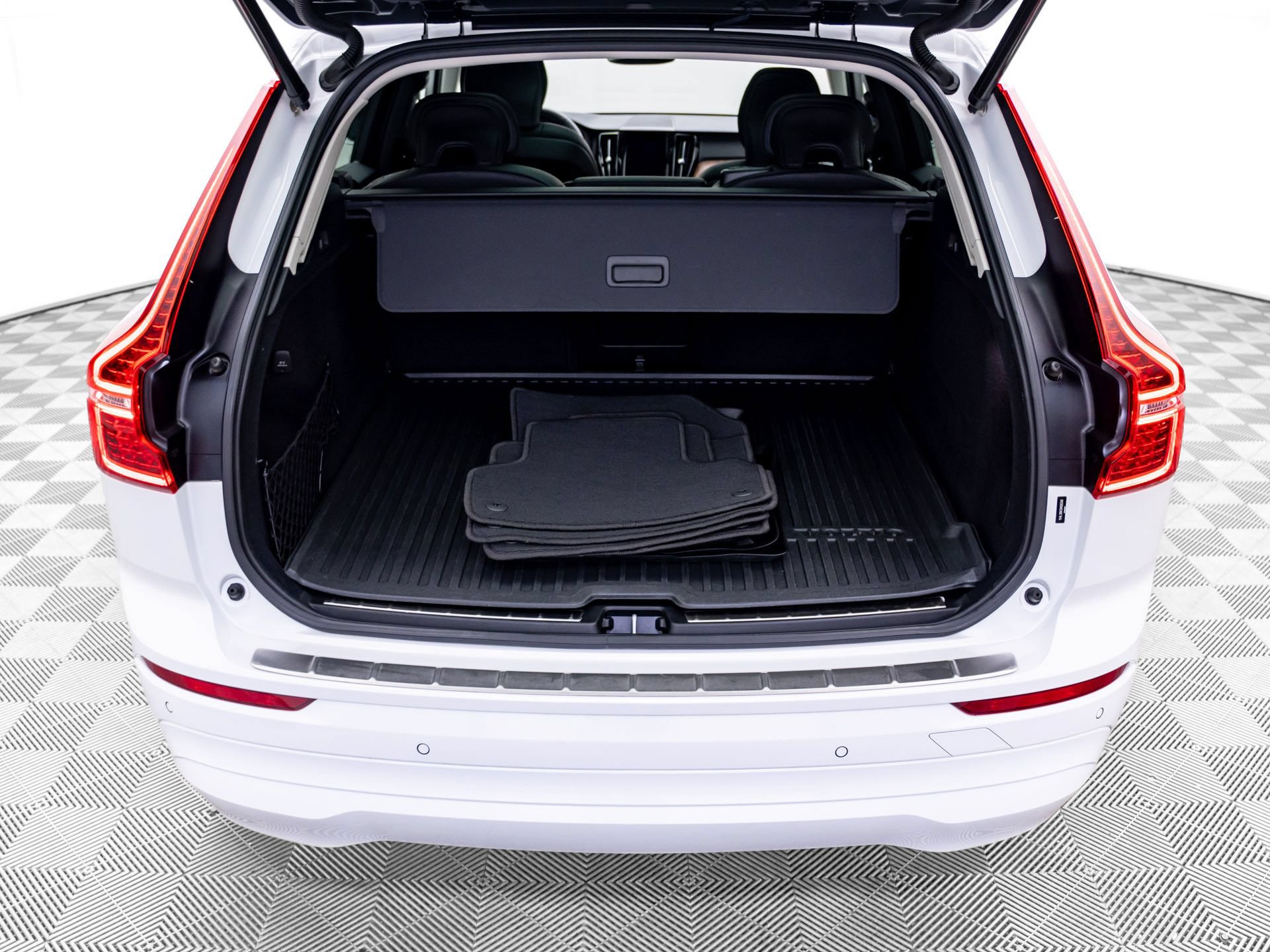 Used 2022 Volvo XC60 B5 Momentum w/ Advanced Package AWD/4WD image 30