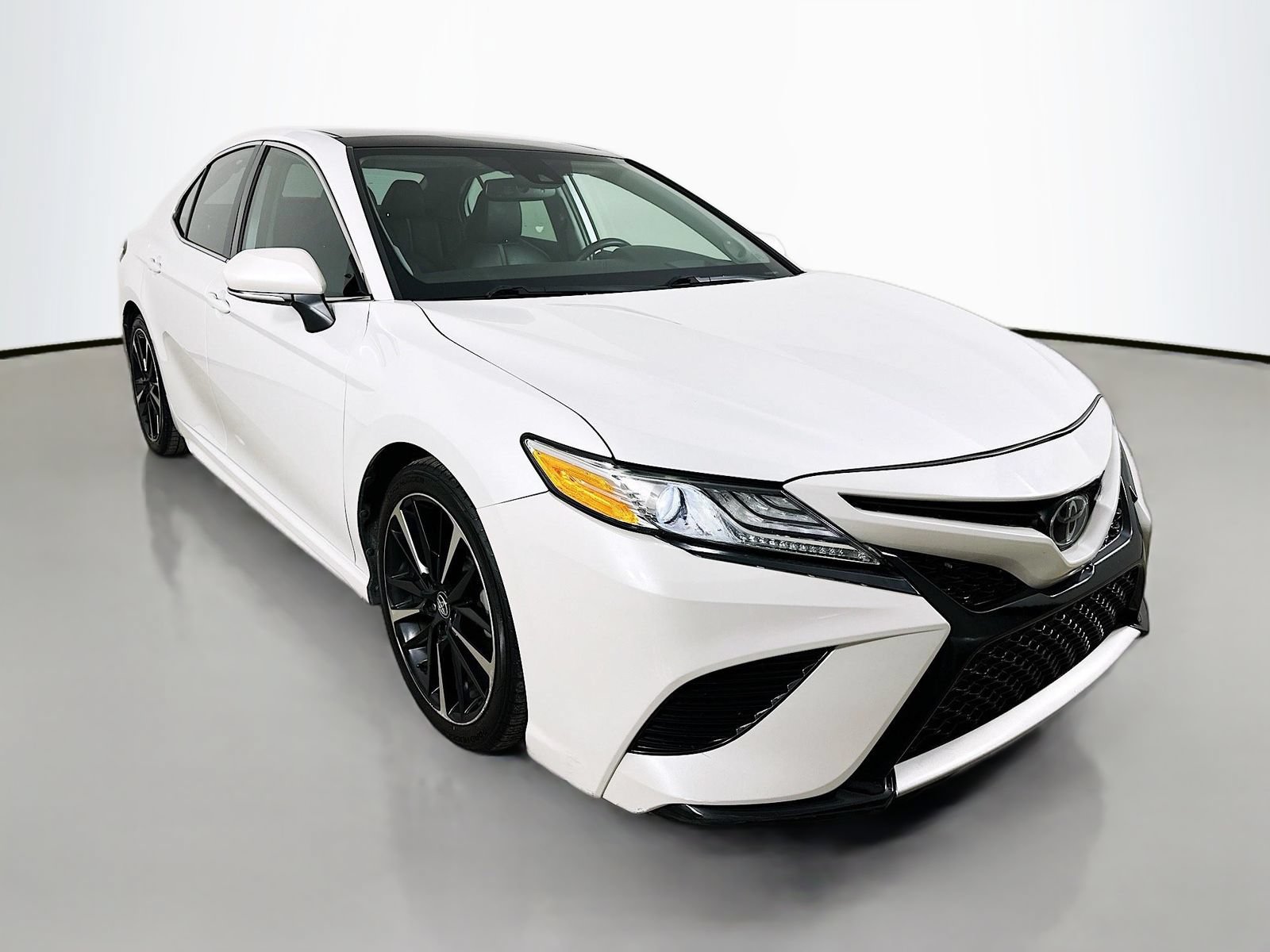 Used 2020 Toyota Camry XSE FWD image 3
