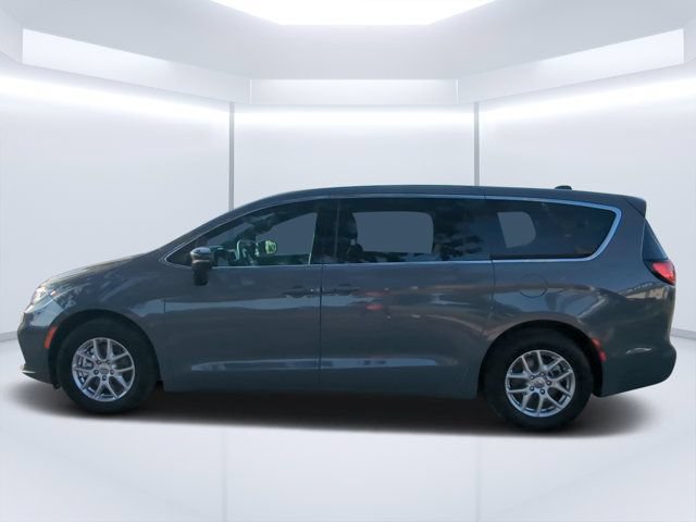 Used 2025 Chrysler Pacifica Select FWD image 6