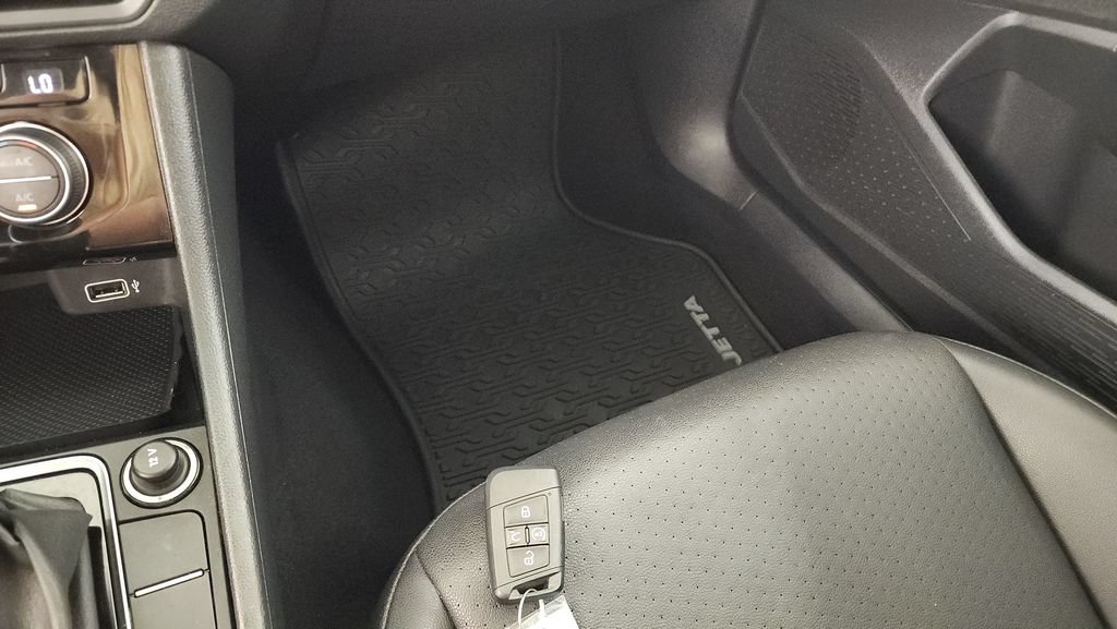 Used 2019 Volkswagen Jetta SE FWD image 19