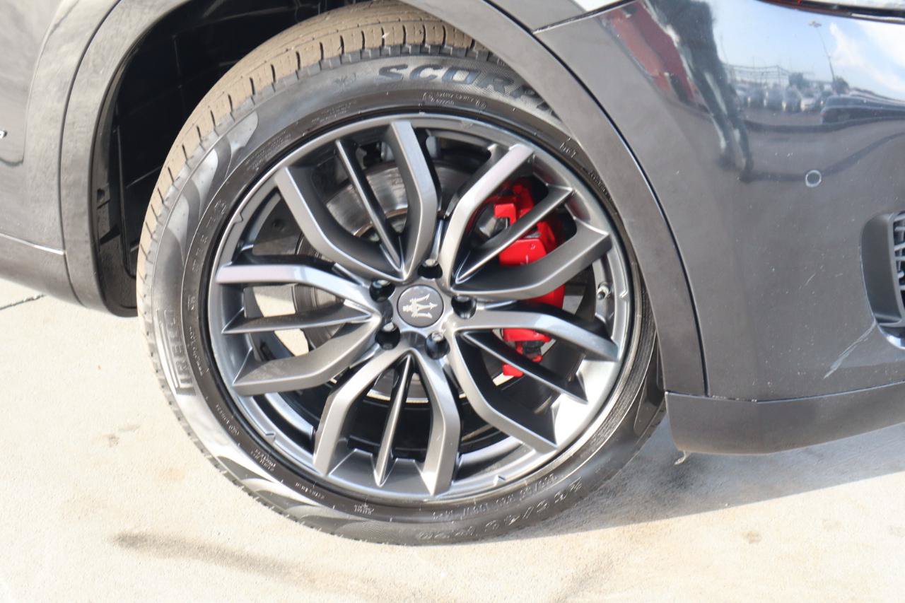 Used 2018 Maserati Levante GranLusso AWD/4WD image 3