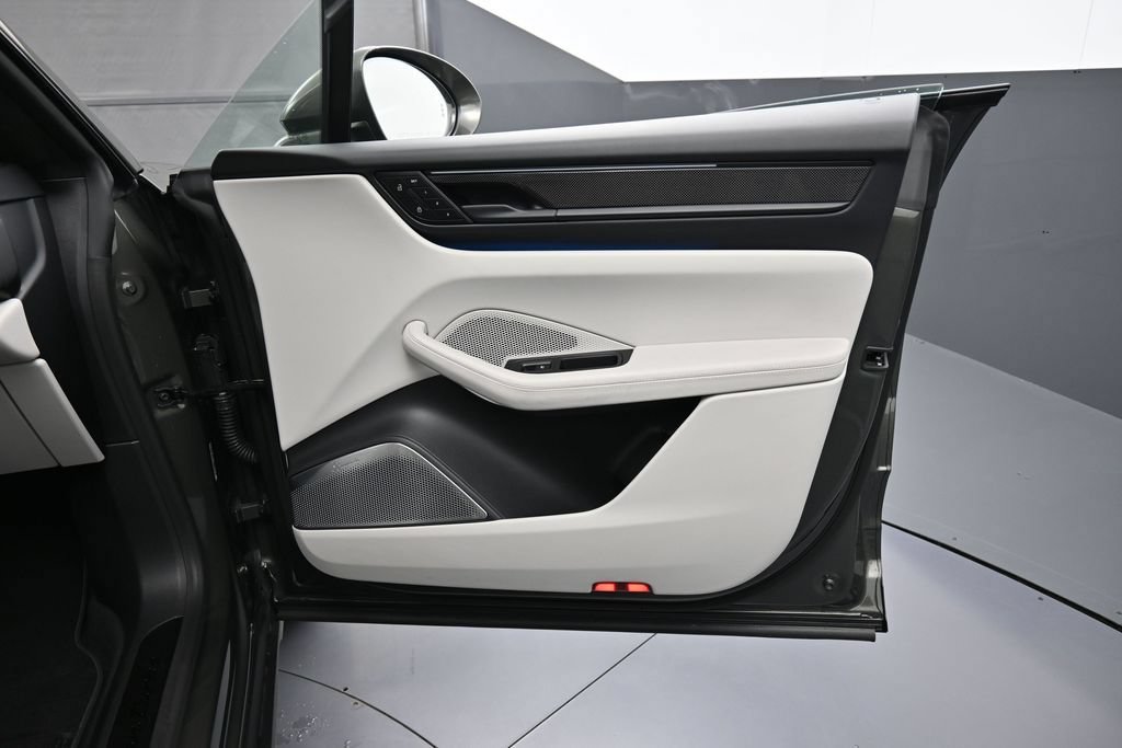 Certified 2025 Porsche Macan Turbo Electric AWD/4WD image 29