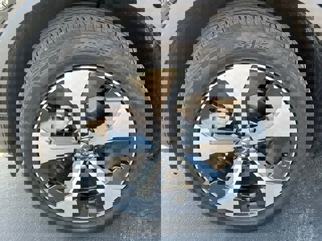 Used 2024 Volvo XC40 B5 Plus image 32