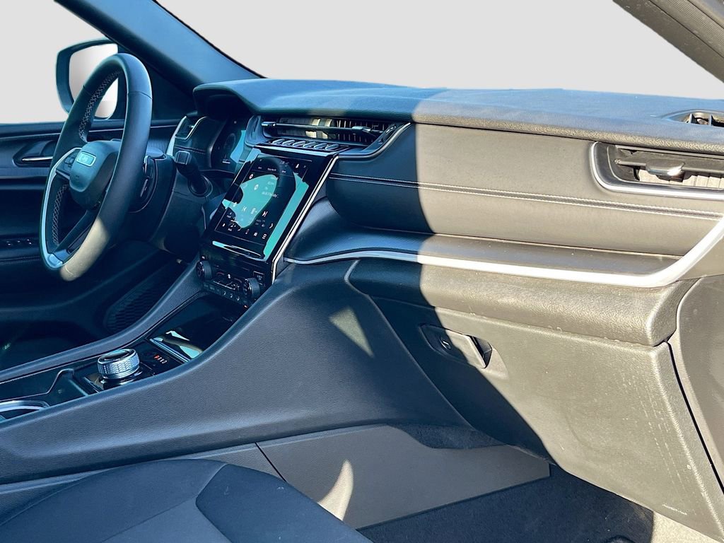 Used 2025 Jeep Grand Cherokee Laredo w/ Trailer Tow Package RWD image 27