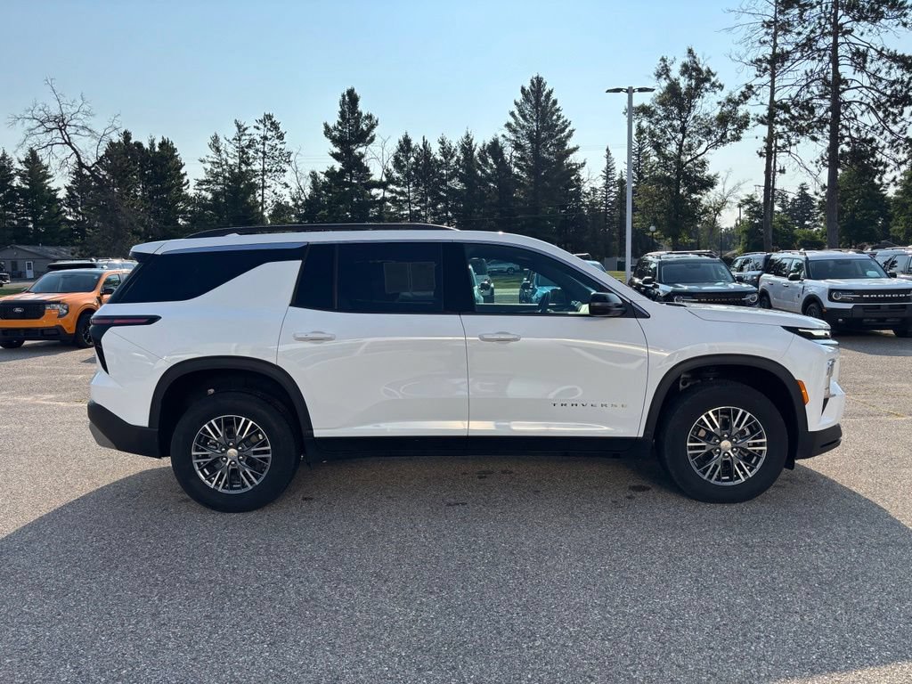 Used 2026 Chevrolet Traverse LT AWD/4WD image 2