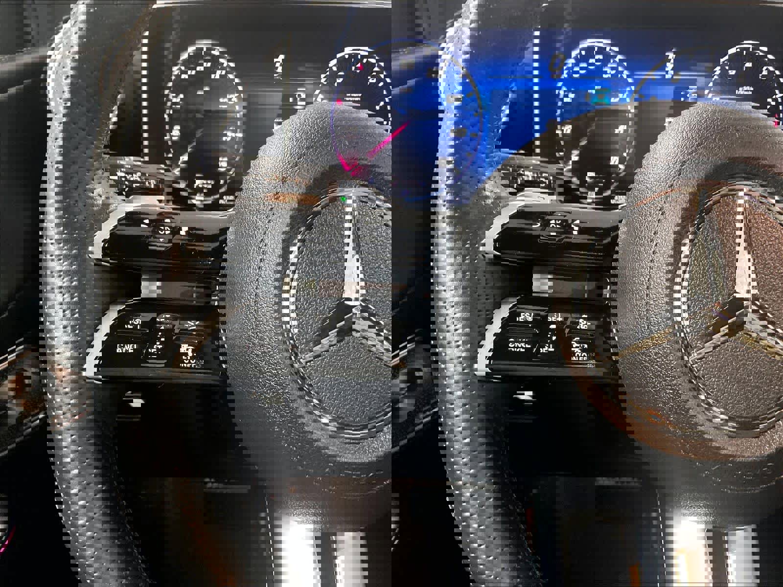 Used 2025 Mercedes-Benz GLC 300 4MATIC image 22