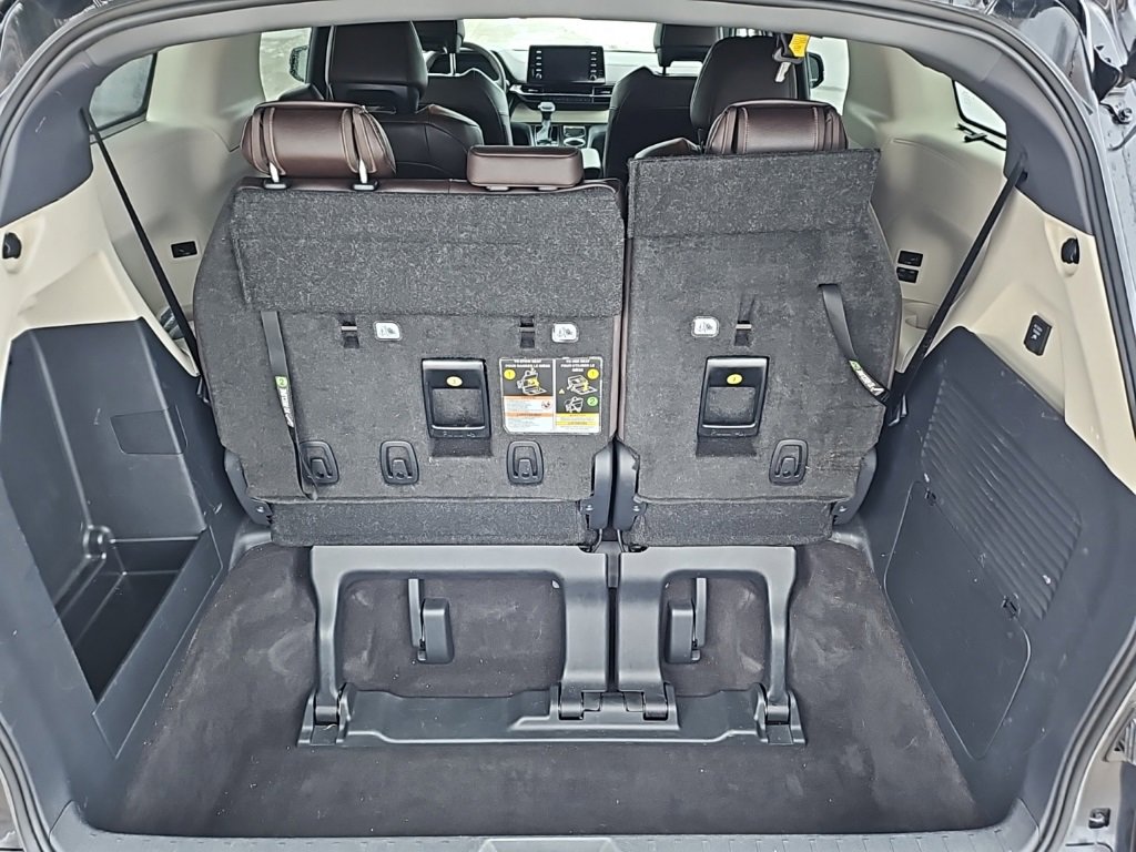Used 2024 Toyota Sienna Platinum image 8