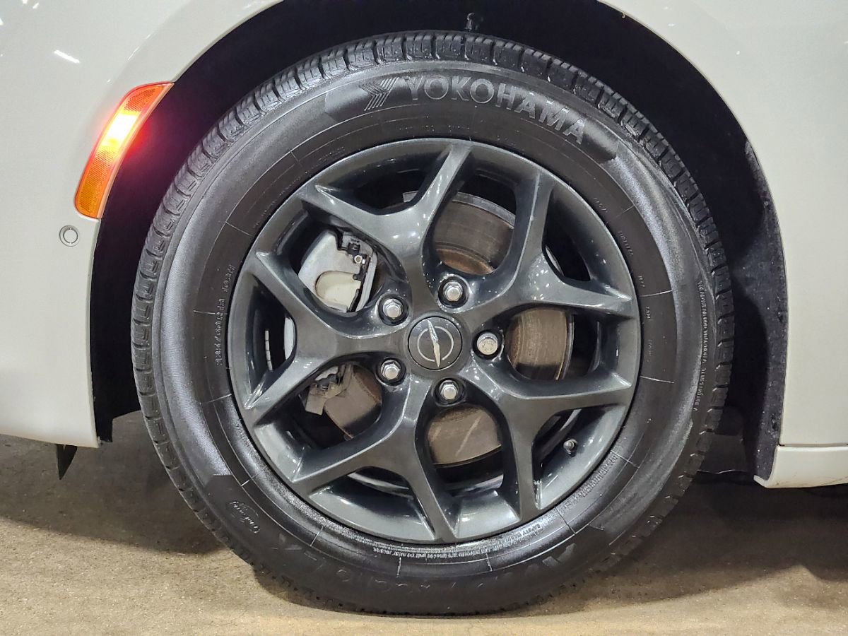 Used 2020 Chrysler Pacifica Limited w/ Advanced Safetytec Group image 28