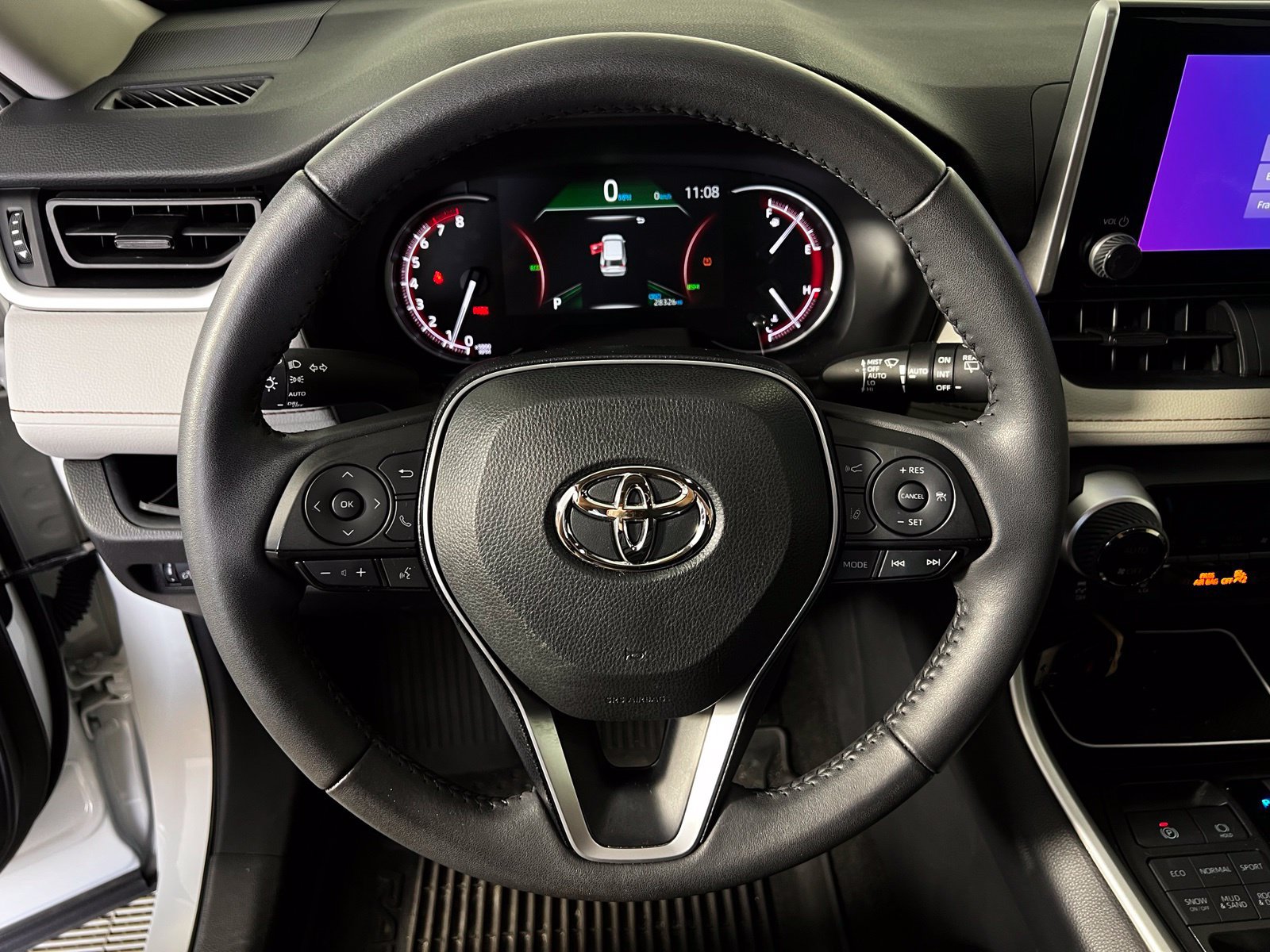 Used 2025 Toyota RAV4 XLE w/ Convenience Package AWD/4WD image 9