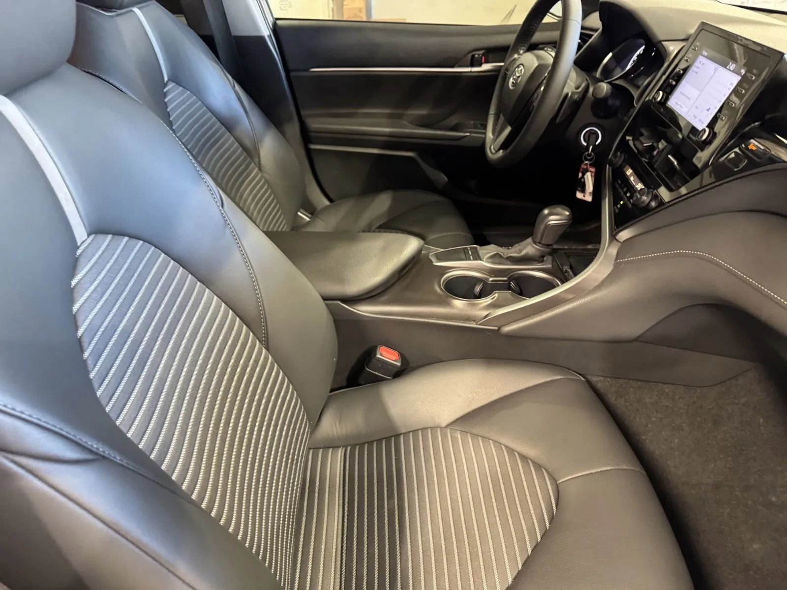 Used 2024 Toyota Camry SE image 6
