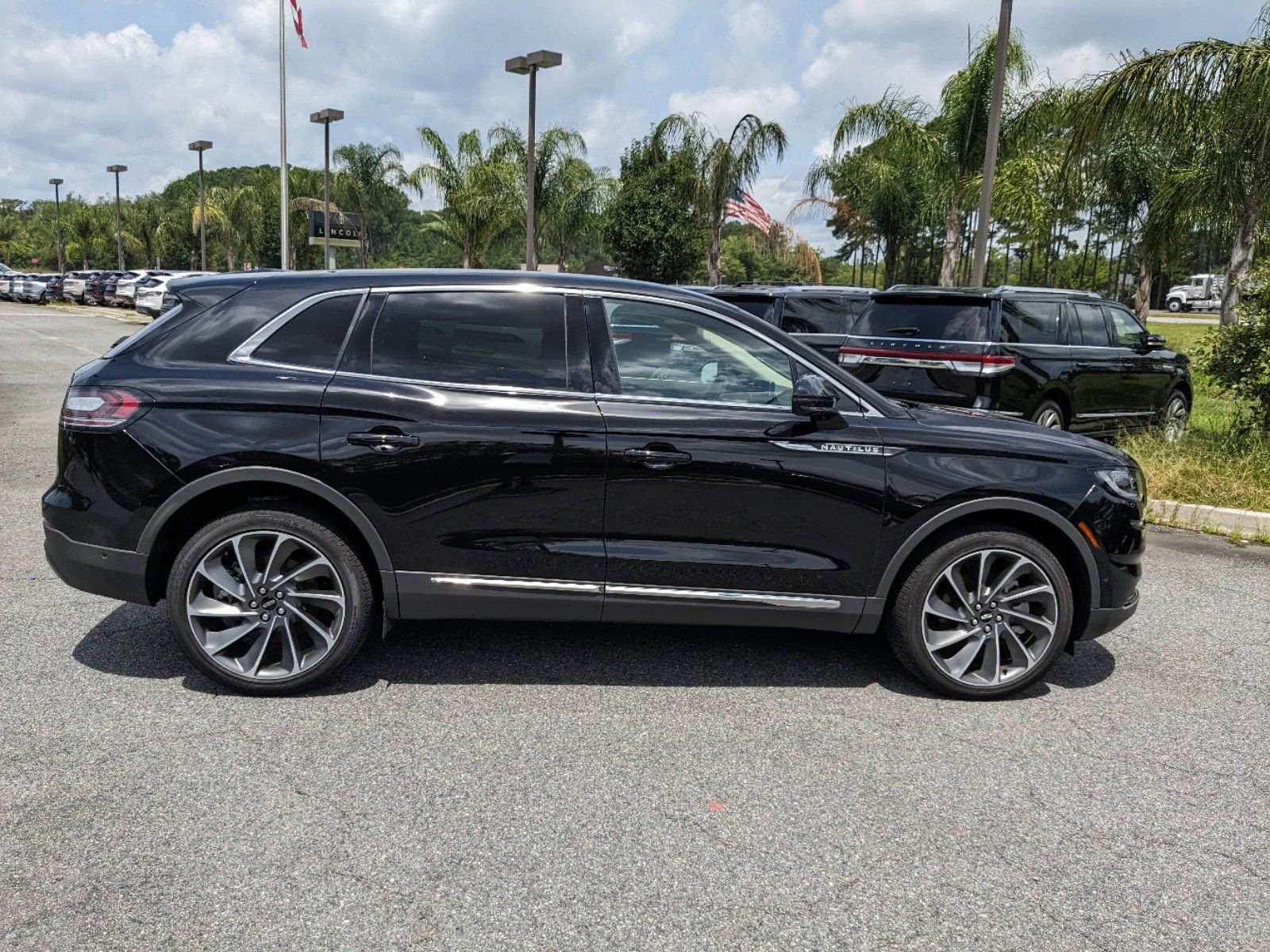 Certified 2023 Lincoln Nautilus Reserve w/ Equipment Group 202A image 4