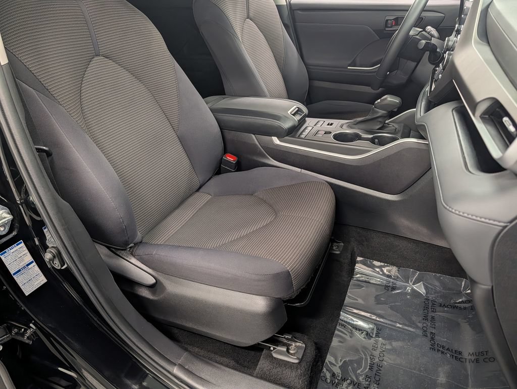 Used 2022 Toyota Highlander LE AWD/4WD image 37