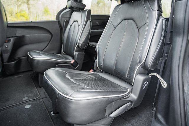 Used 2025 Chrysler Pacifica Limited image 40