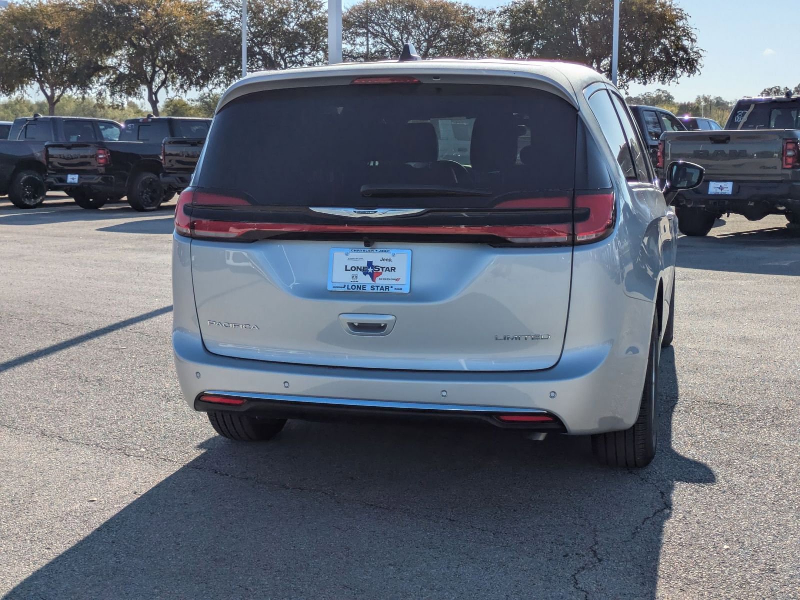 New 2026 Chrysler Pacifica Limited FWD image 4