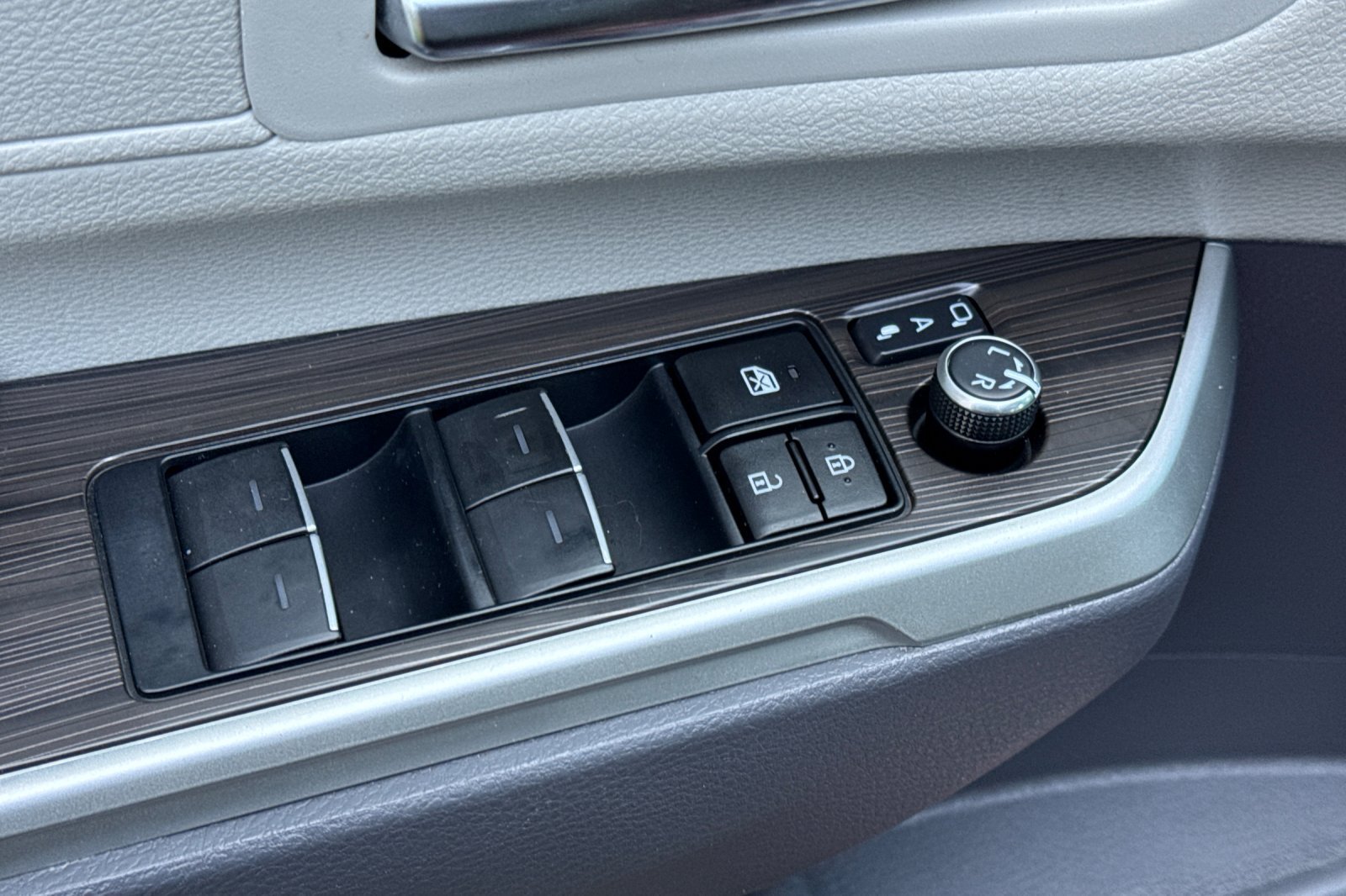 Certified 2024 Toyota Sienna Limited FWD image 15