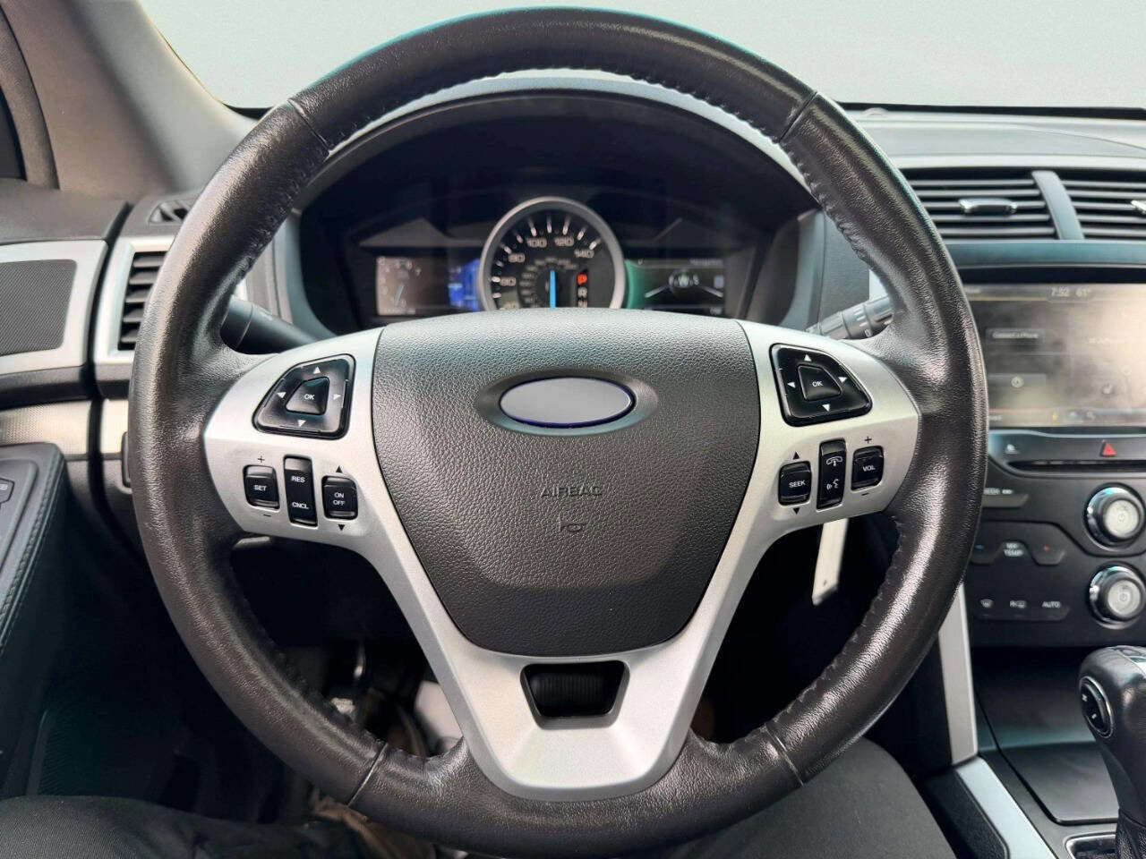 Used 2015 Ford Explorer XLT w/ Equipment Group 202A AWD/4WD image 31