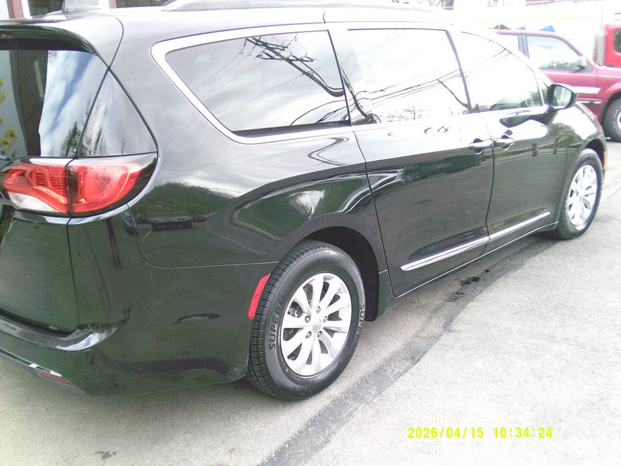 Used 2017 Chrysler Pacifica Touring-L FWD image 4