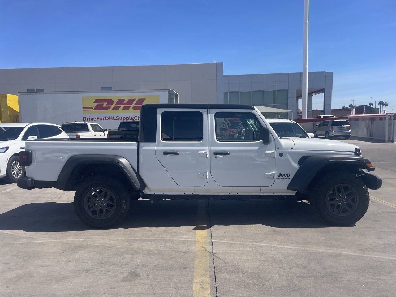 Used 2025 Jeep Gladiator Sport image 3