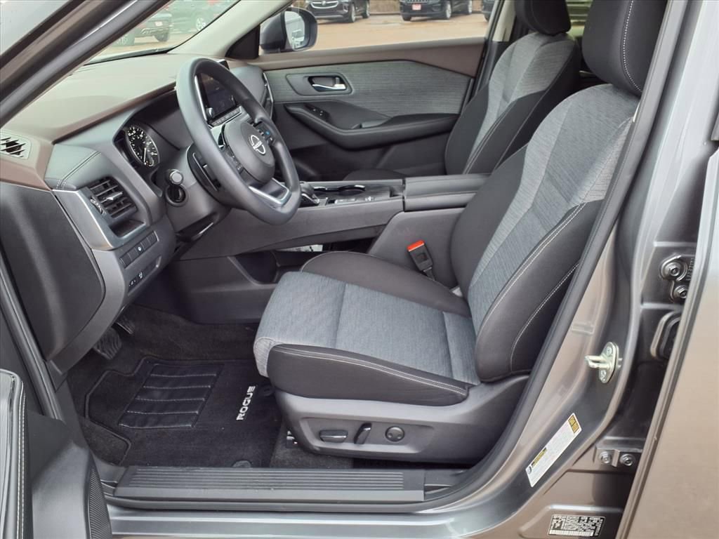 Used 2023 Nissan Rogue SV image 14