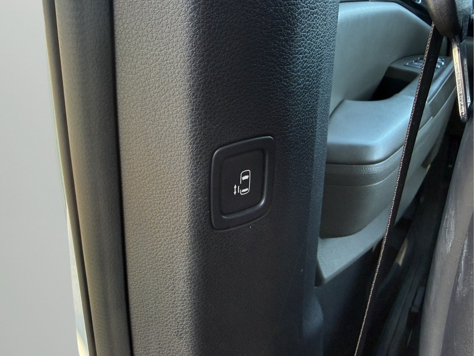 Used 2025 Kia Carnival FWD image 29