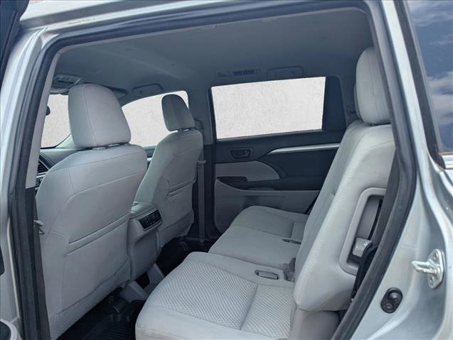 Used 2017 Toyota Highlander LE FWD image 13