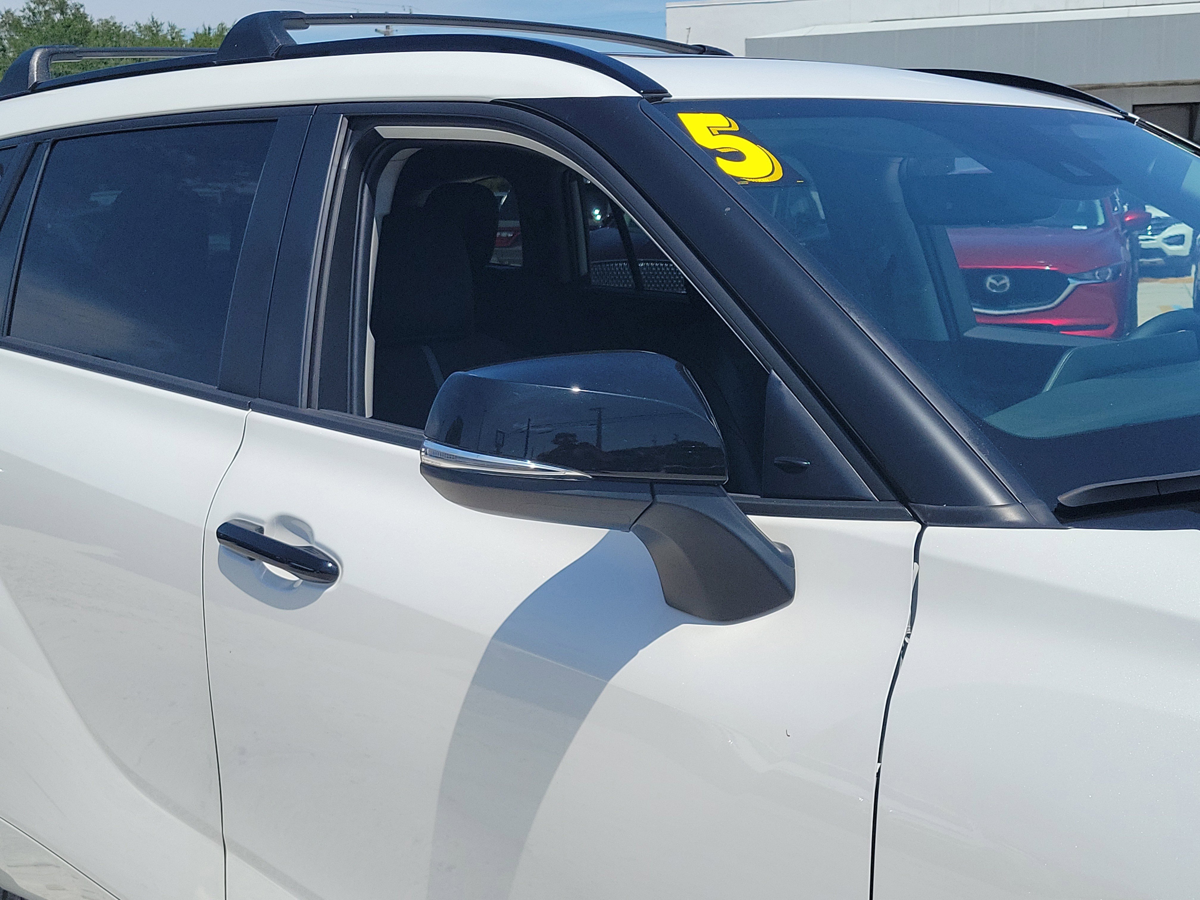 Used 2025 Toyota Highlander XLE AWD/4WD image 9